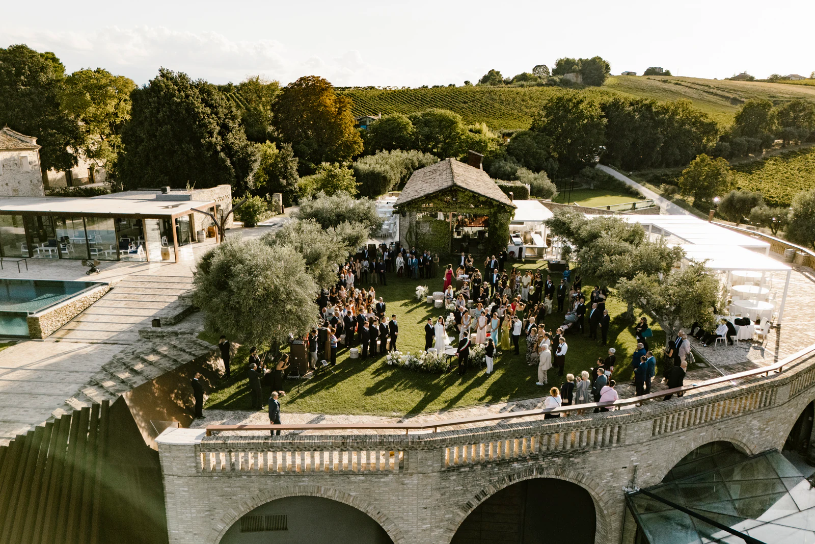 The estate from above: the ceremony on the lawn, the pool and the hills