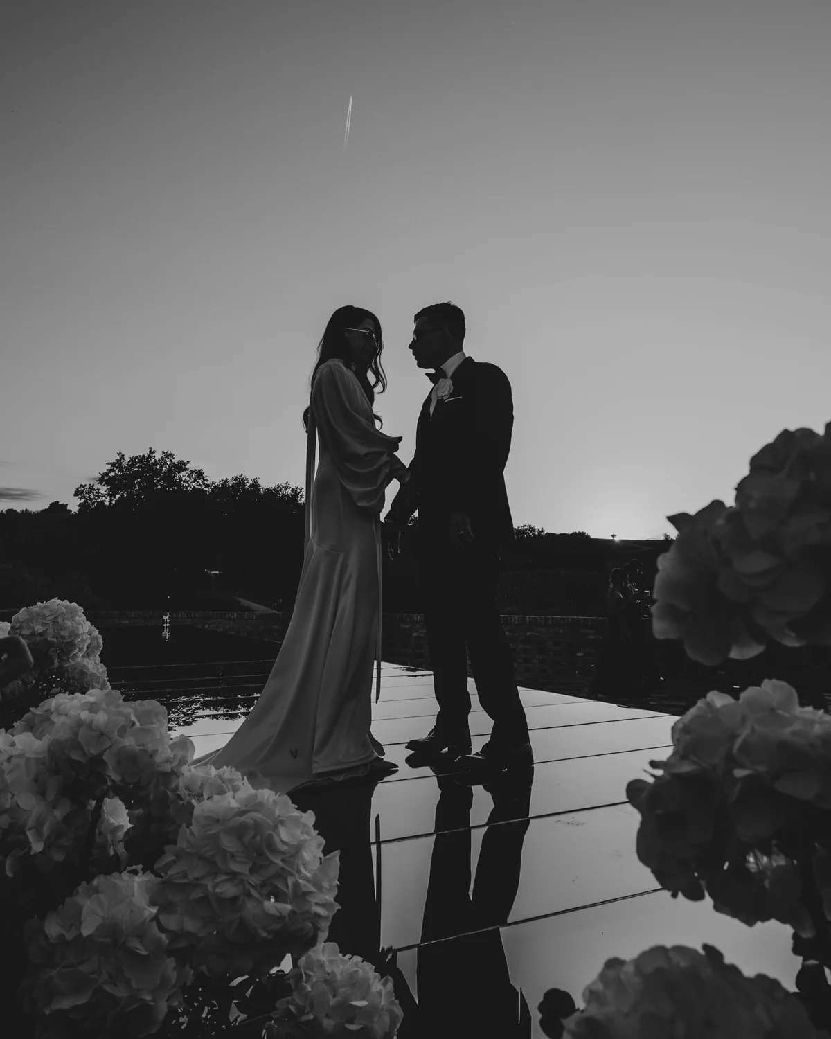 The couple against the sky at dusk, reflected on the floor