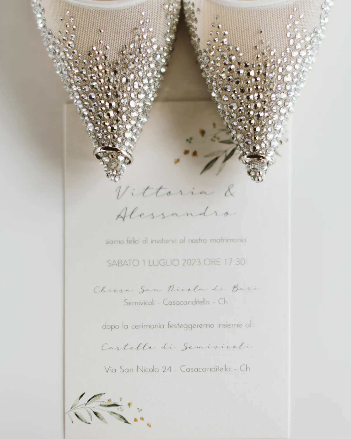 The invitation with a pair of crystal-embroidered shoes